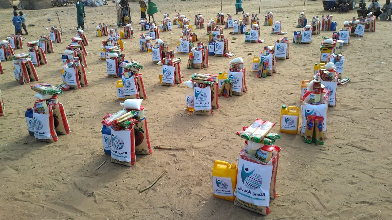 Volunteers sharing rice